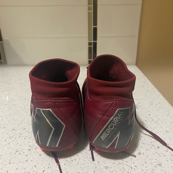 Boys Nike cleats - Picture 2 of 5